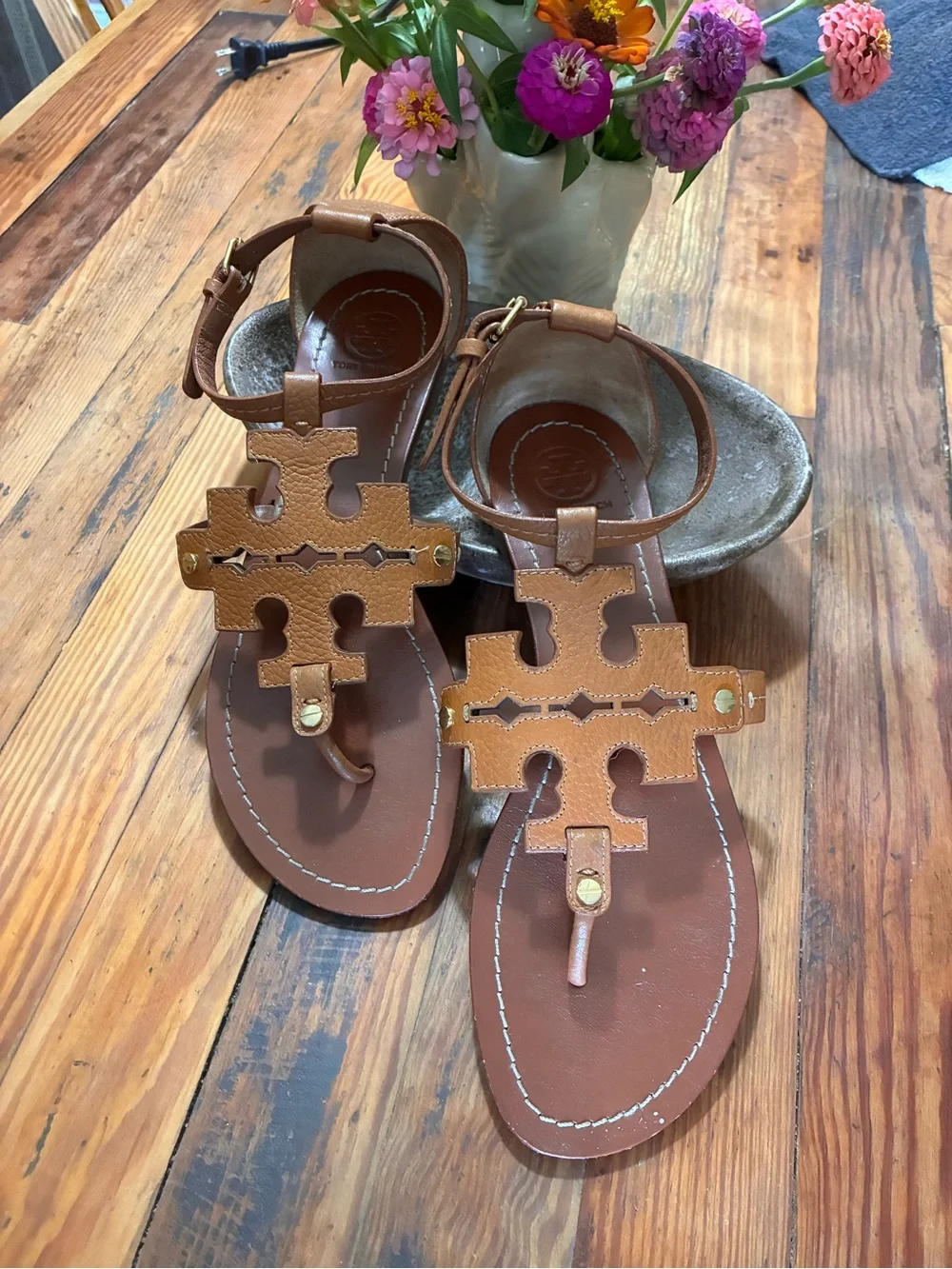 Tory Burch Tan Logo T-Strap Leather Sandals size 9.5